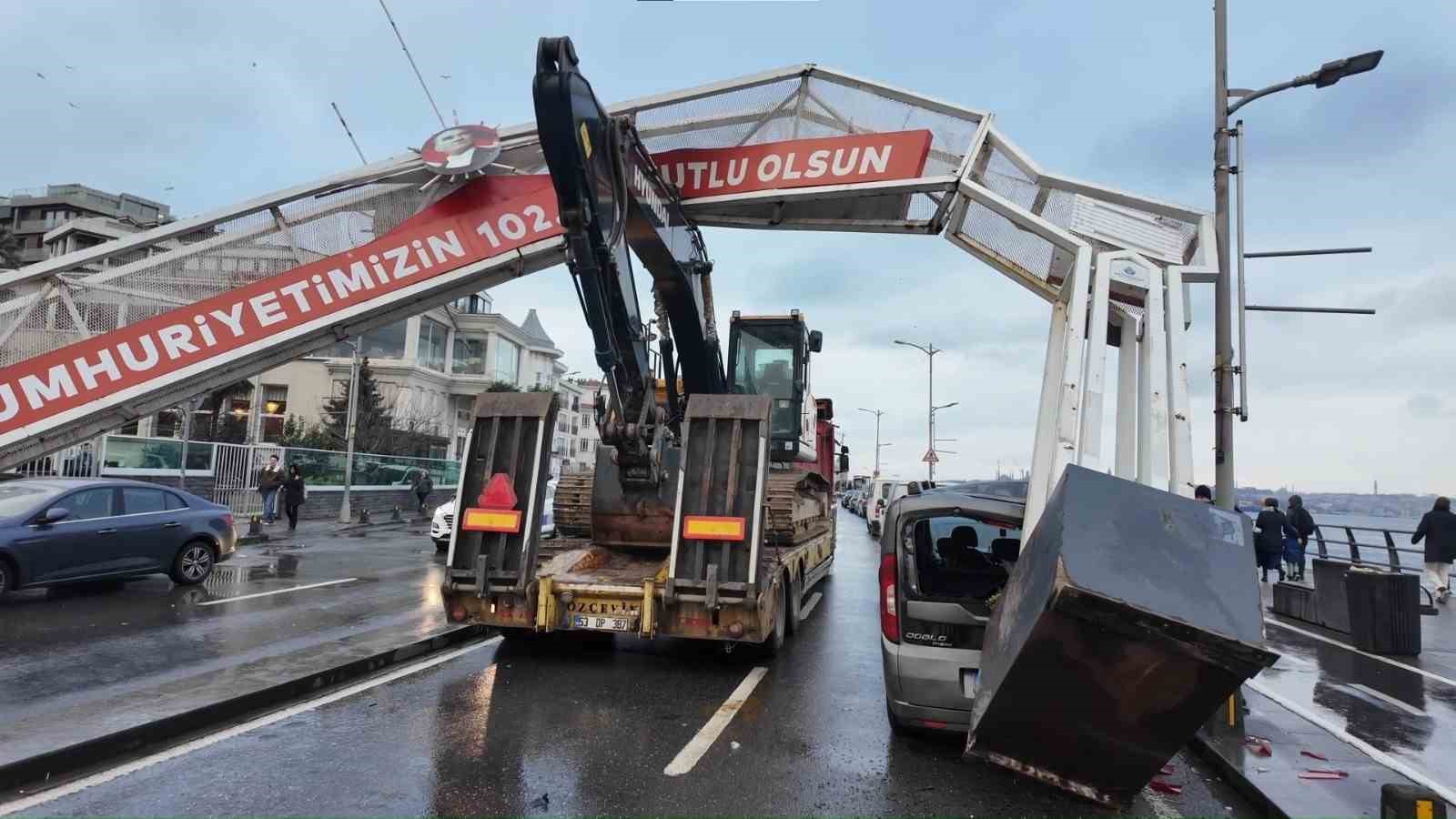 Üsküdar’da tırın üzerindeki ekskavatör tabelaya çarptı: 7 araç zarar gördü