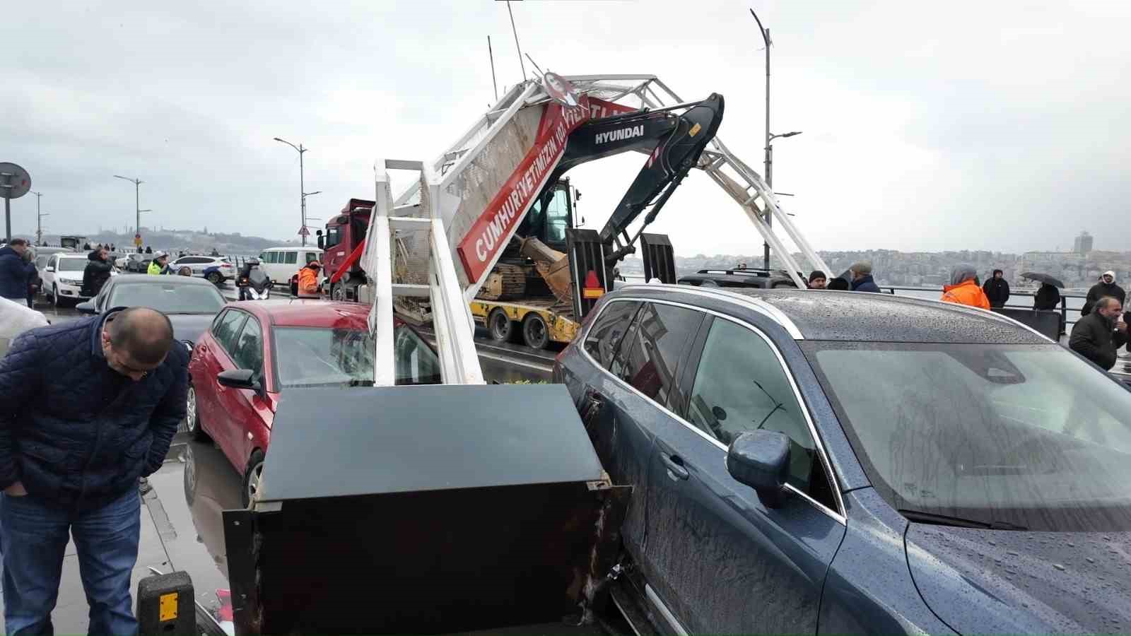 Üsküdar’da tırın üzerindeki ekskavatör tabelaya çarptı: 7 araç zarar gördü
