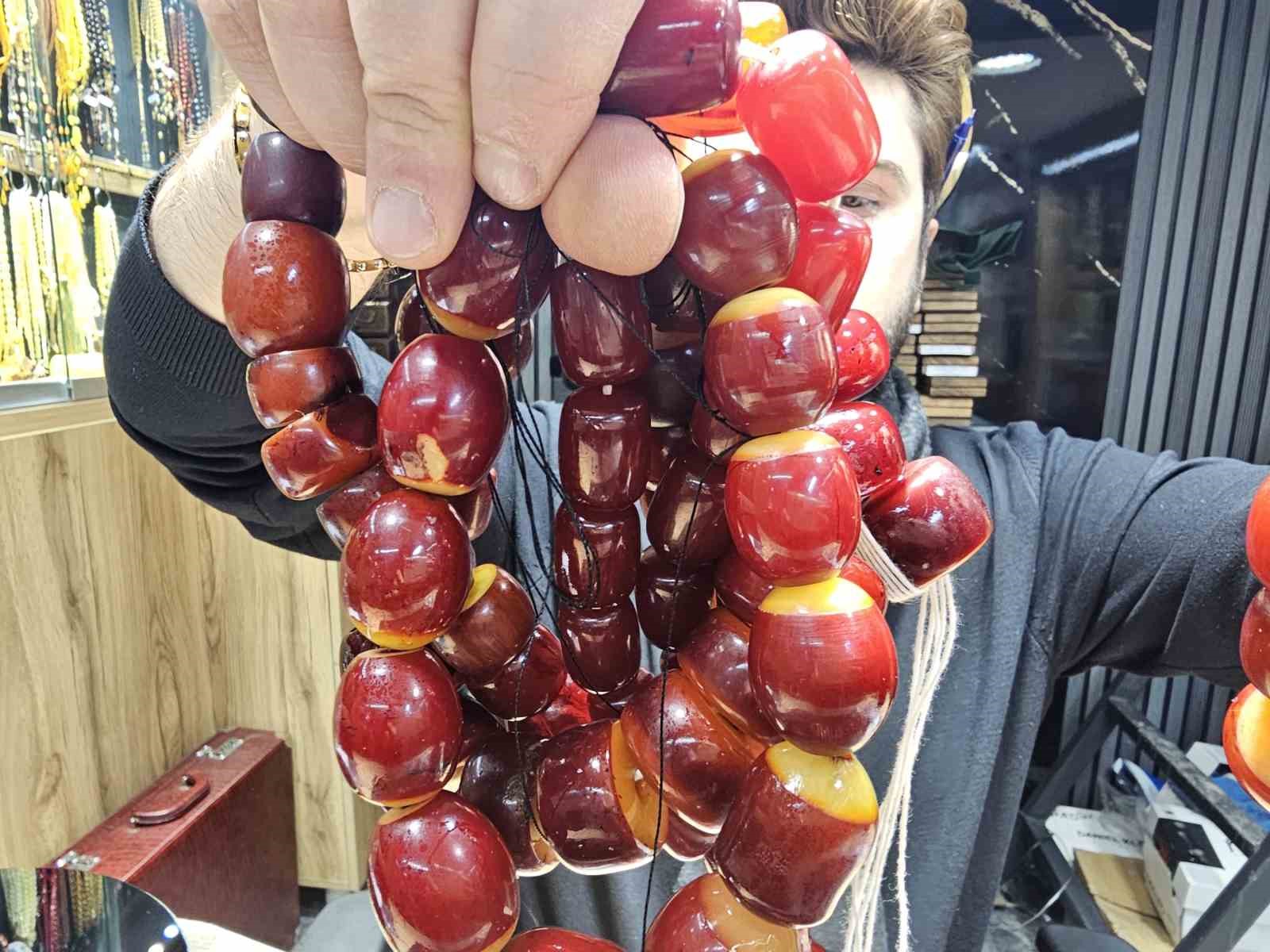 90 bin dolarlık 600 parça tarihi Osmanlı kehribarı, ustaların elinde yeniden şekillenecek