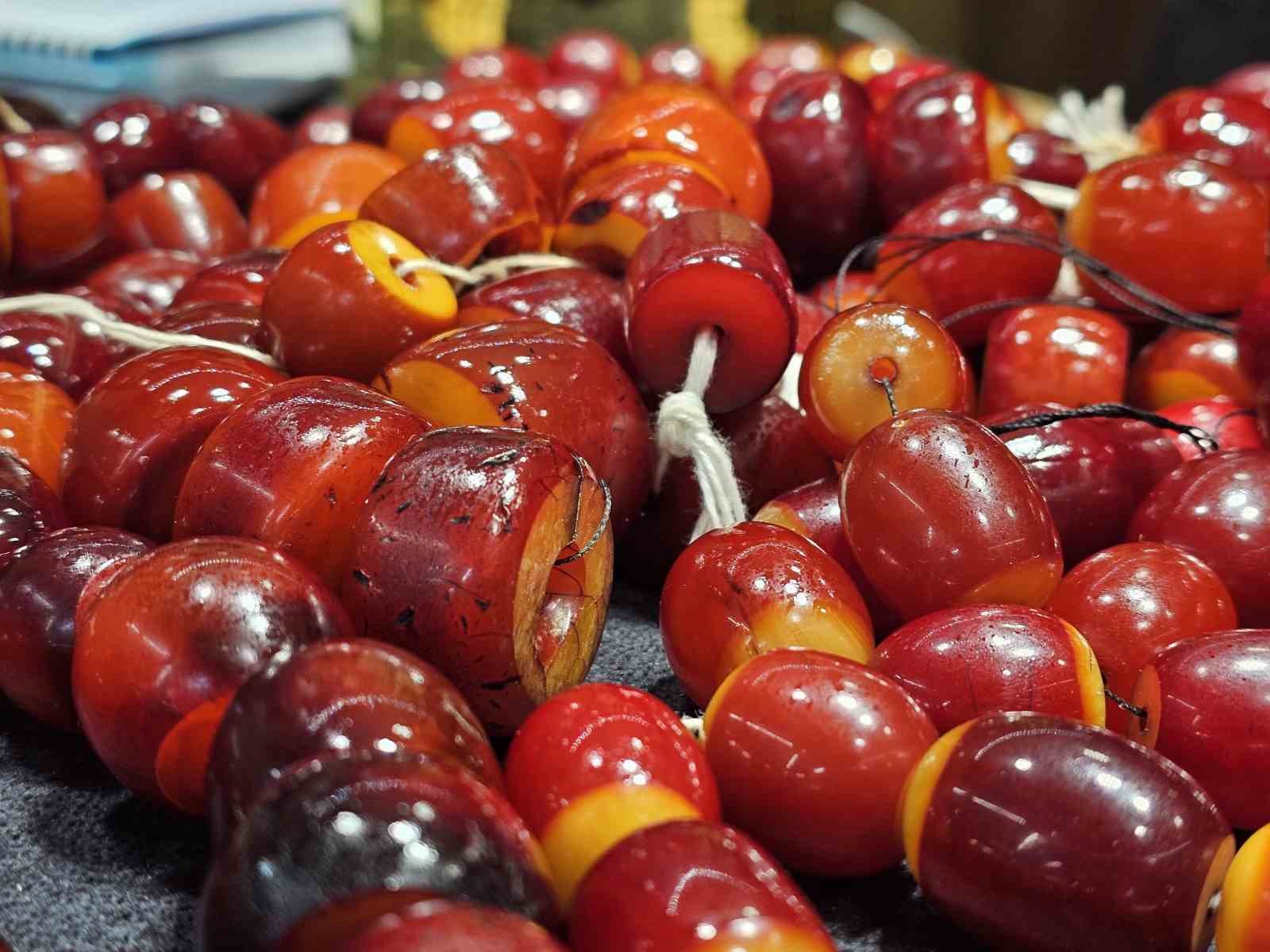 90 bin dolarlık 600 parça tarihi Osmanlı kehribarı, ustaların elinde yeniden şekillenecek