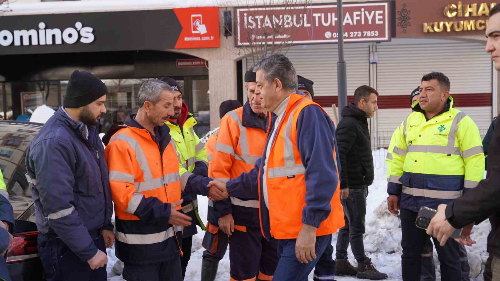 Şırnak’ta kar temizliğinde araç engeli