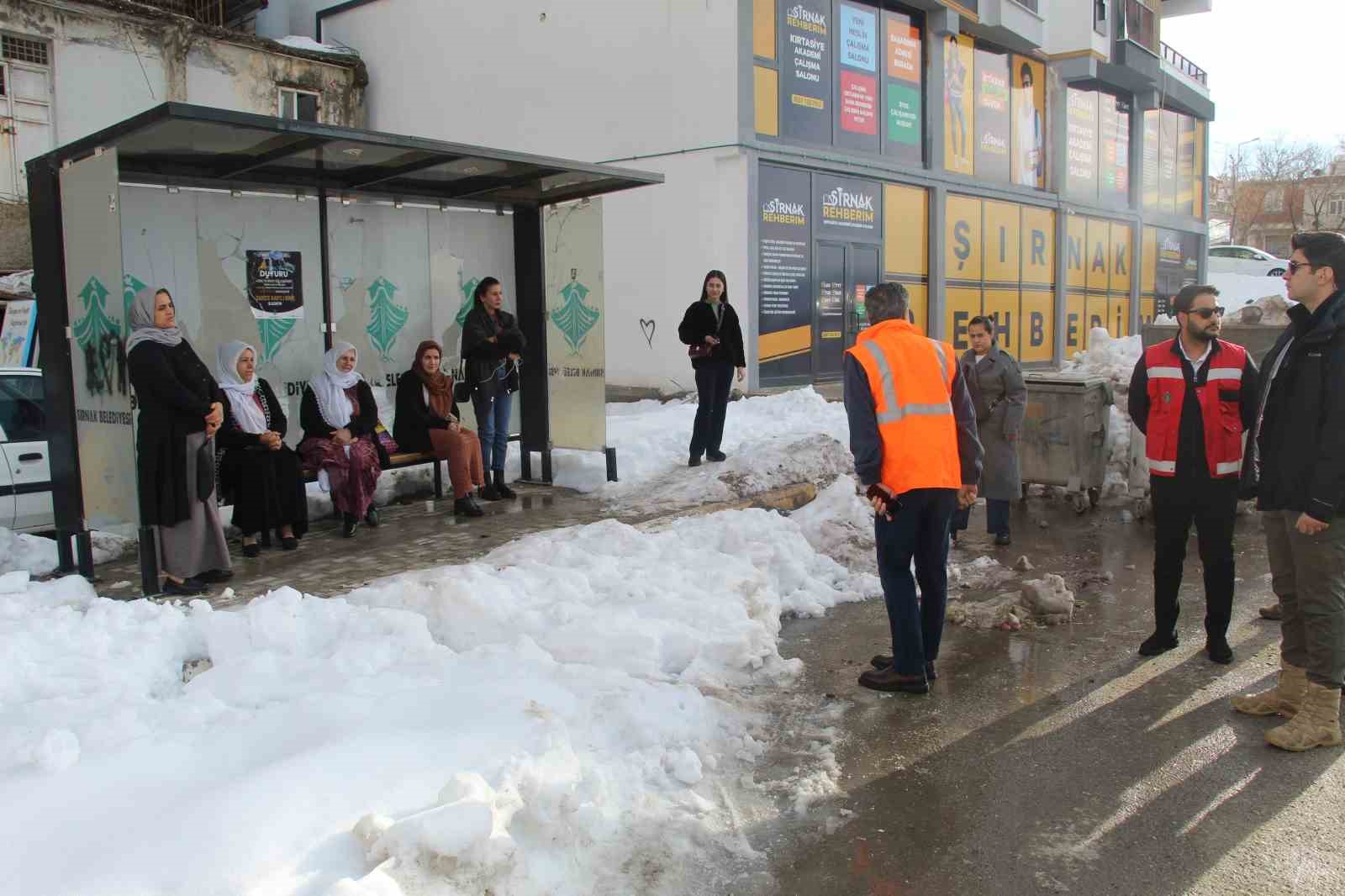 Şırnak’ta kar temizliğinde araç engeli