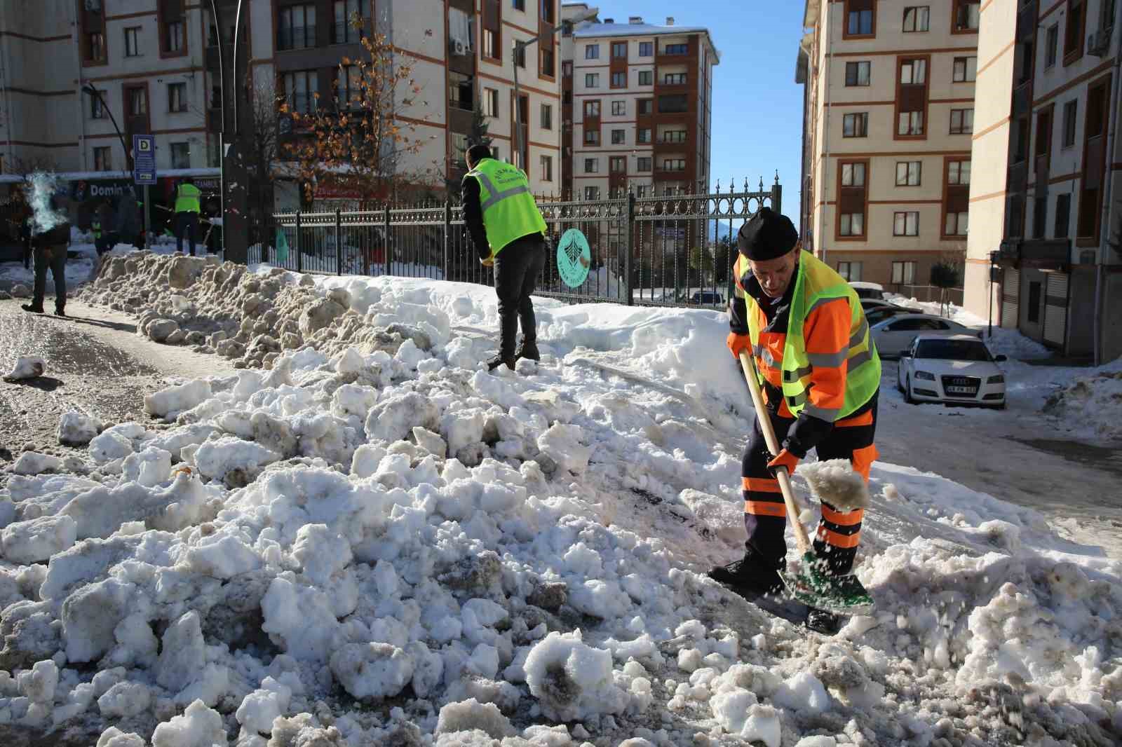 Şırnak’ta kar temizliğinde araç engeli