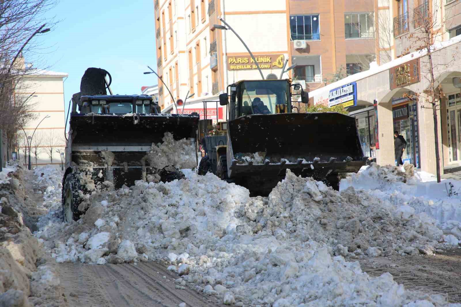Şırnak’ta kar temizliğinde araç engeli
