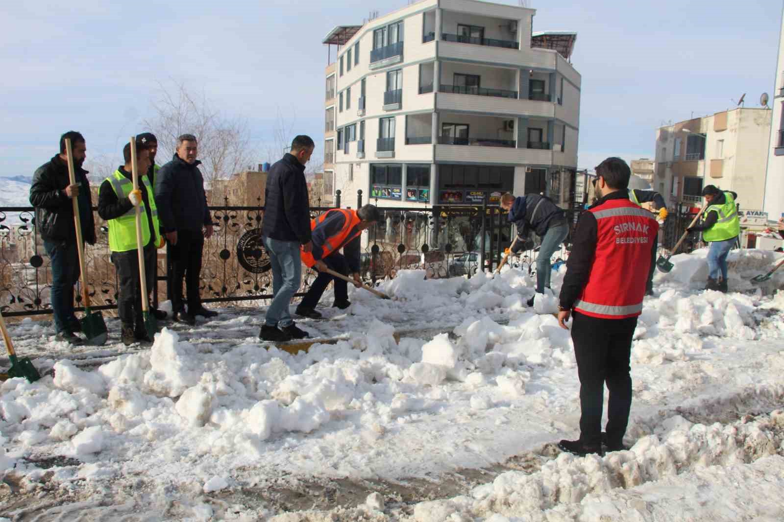 Şırnak’ta kar temizliğinde araç engeli