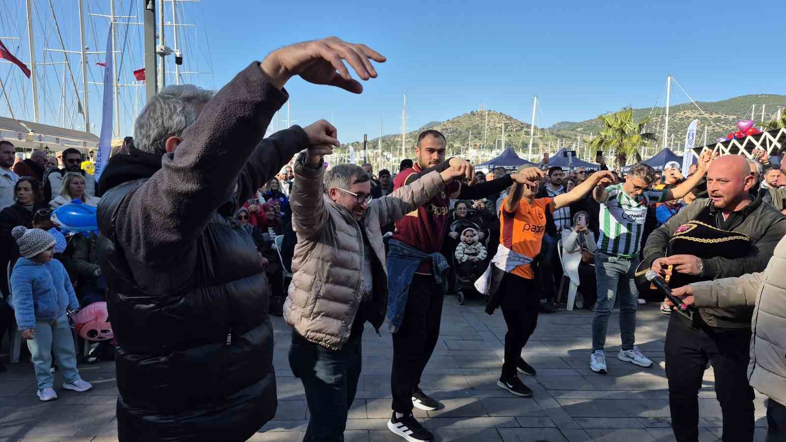 Bodrum’da 3 ton hamsi pişirilerek dağıtıldı