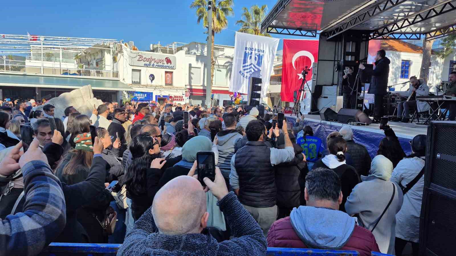 Bodrum’da 3 ton hamsi pişirilerek dağıtıldı