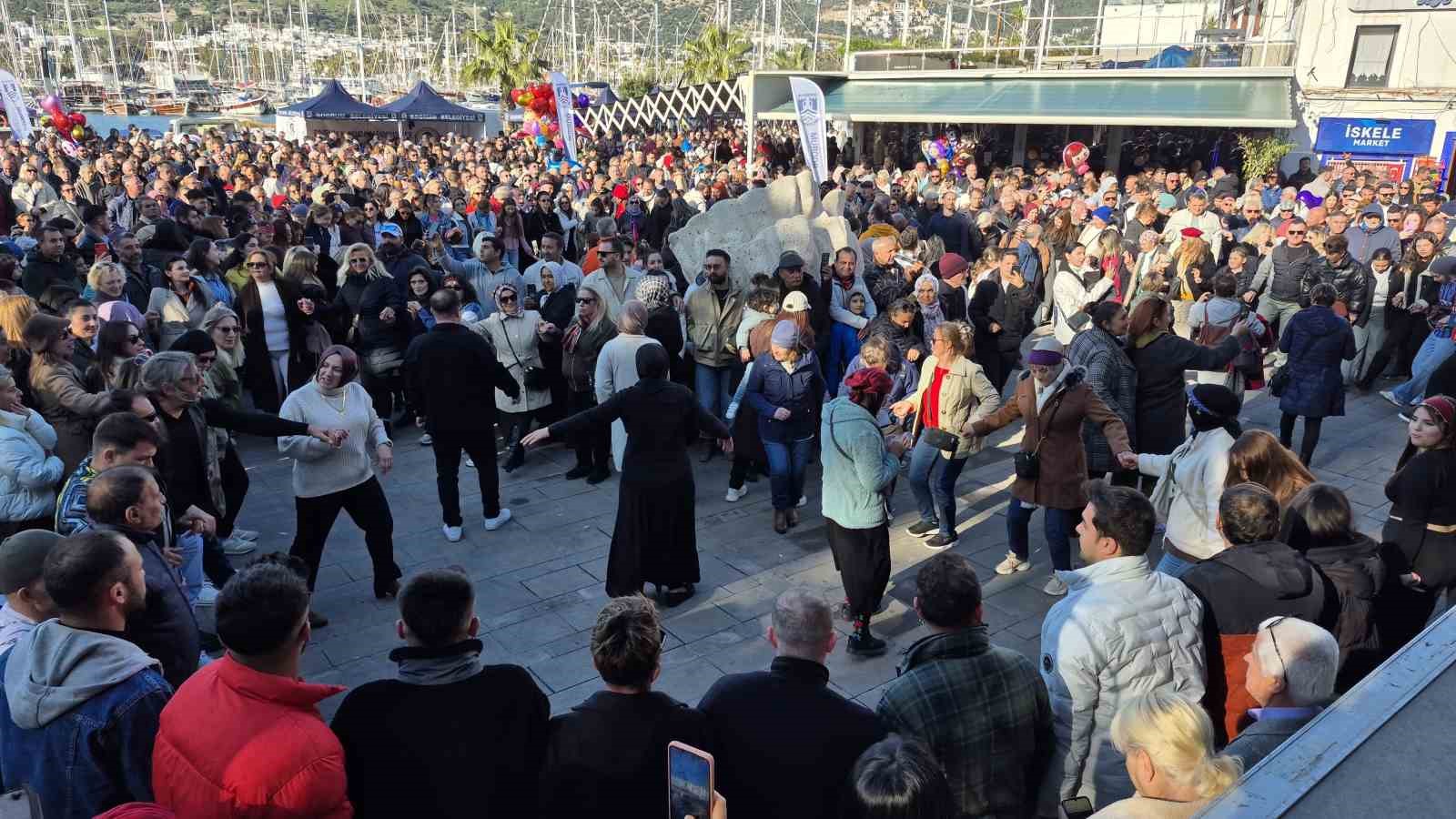 Bodrum’da 3 ton hamsi pişirilerek dağıtıldı