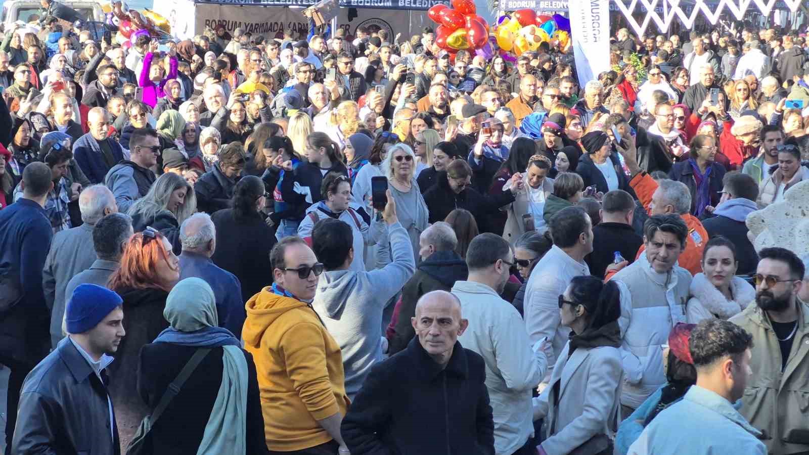 Bodrum’da 3 ton hamsi pişirilerek dağıtıldı