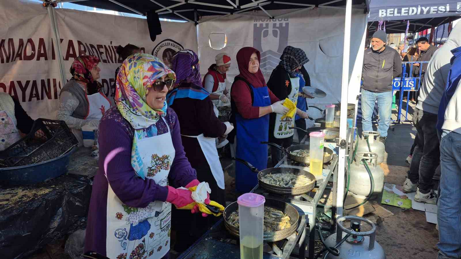 Bodrum’da 3 ton hamsi pişirilerek dağıtıldı