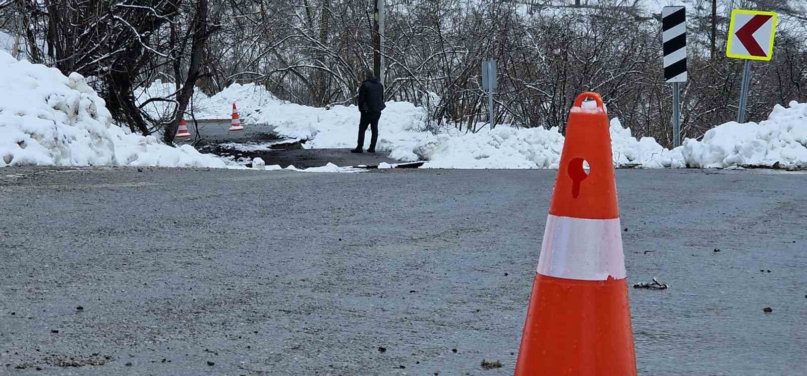 Kar yağışı sonrası mahalle yolu heyelana teslim oldu