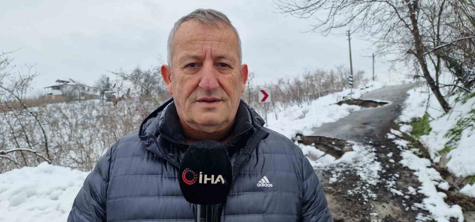 Kar yağışı sonrası mahalle yolu heyelana teslim oldu