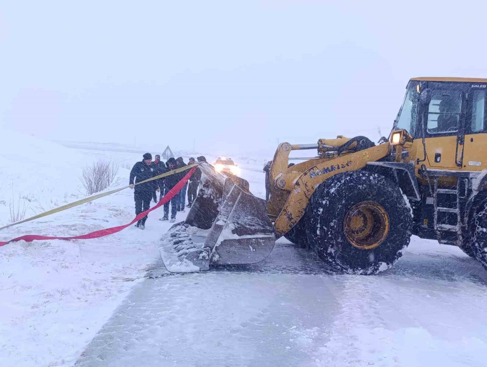 Van’da yoldan çıkan minibus kara saplandı