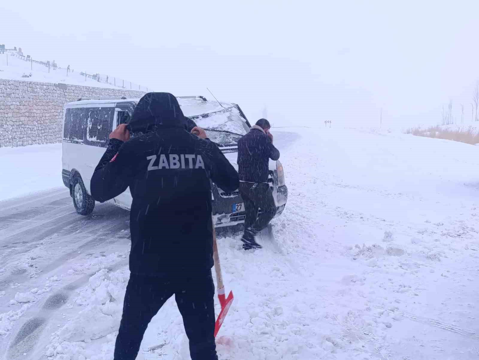Van’da yoldan çıkan minibus kara saplandı