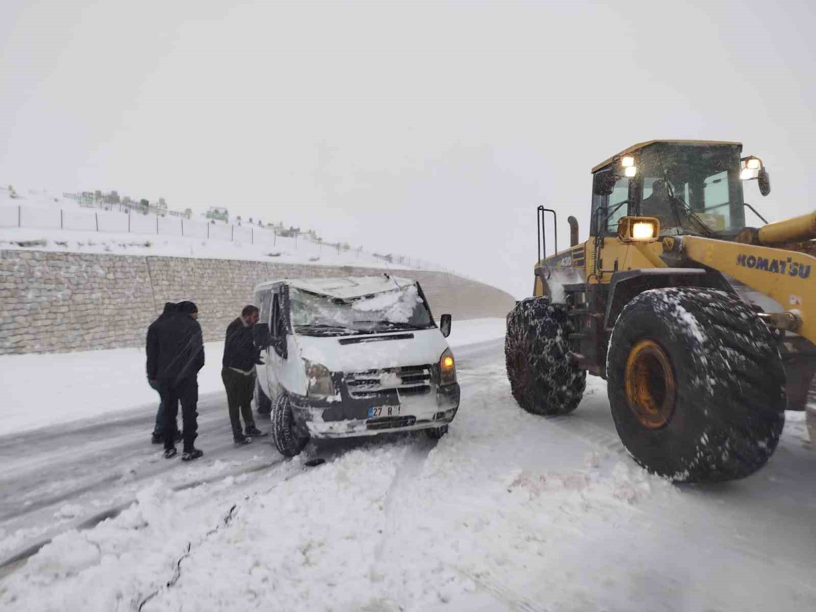 Van’da yoldan çıkan minibus kara saplandı
