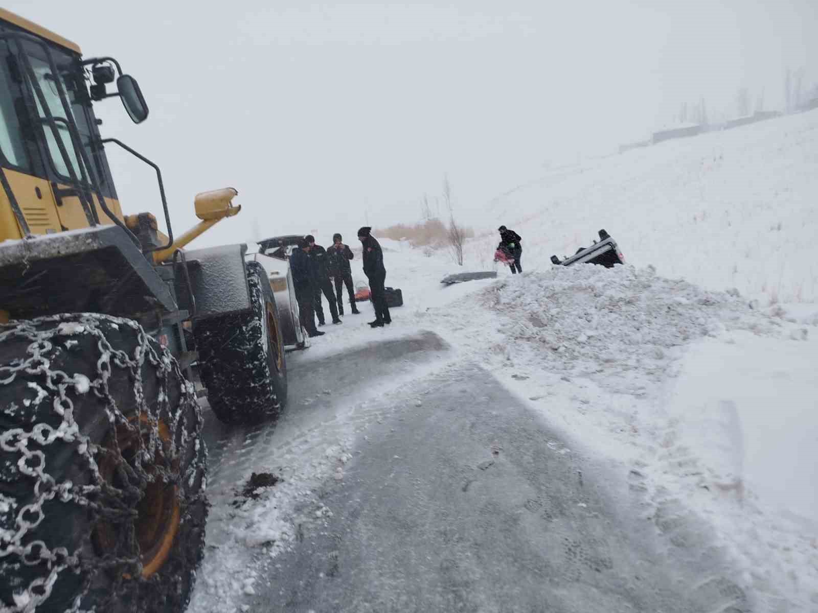 Van’da yoldan çıkan minibus kara saplandı