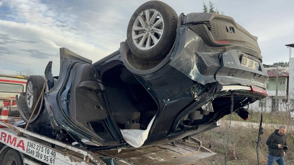 Samsun’da cenaze dönüşü 4 kişinin yaralandığı kaza araç kamerasına yansıdı