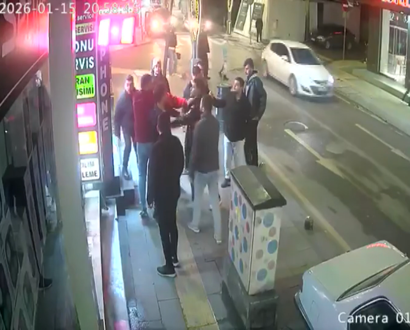 Yalova’da 9 kişilik grubun esnafa saldırdığı anlar kamerada