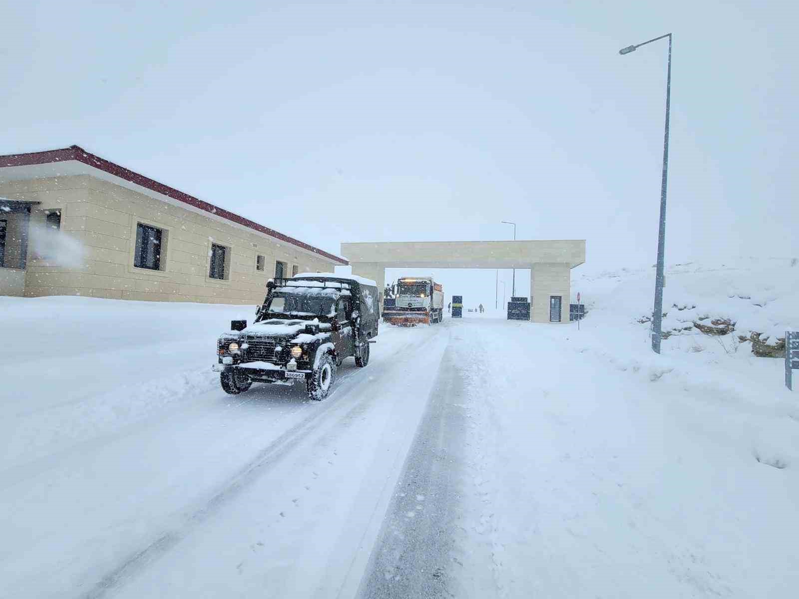Bayburt’ta karla mücadele çalışmaları aralıksız sürüyor