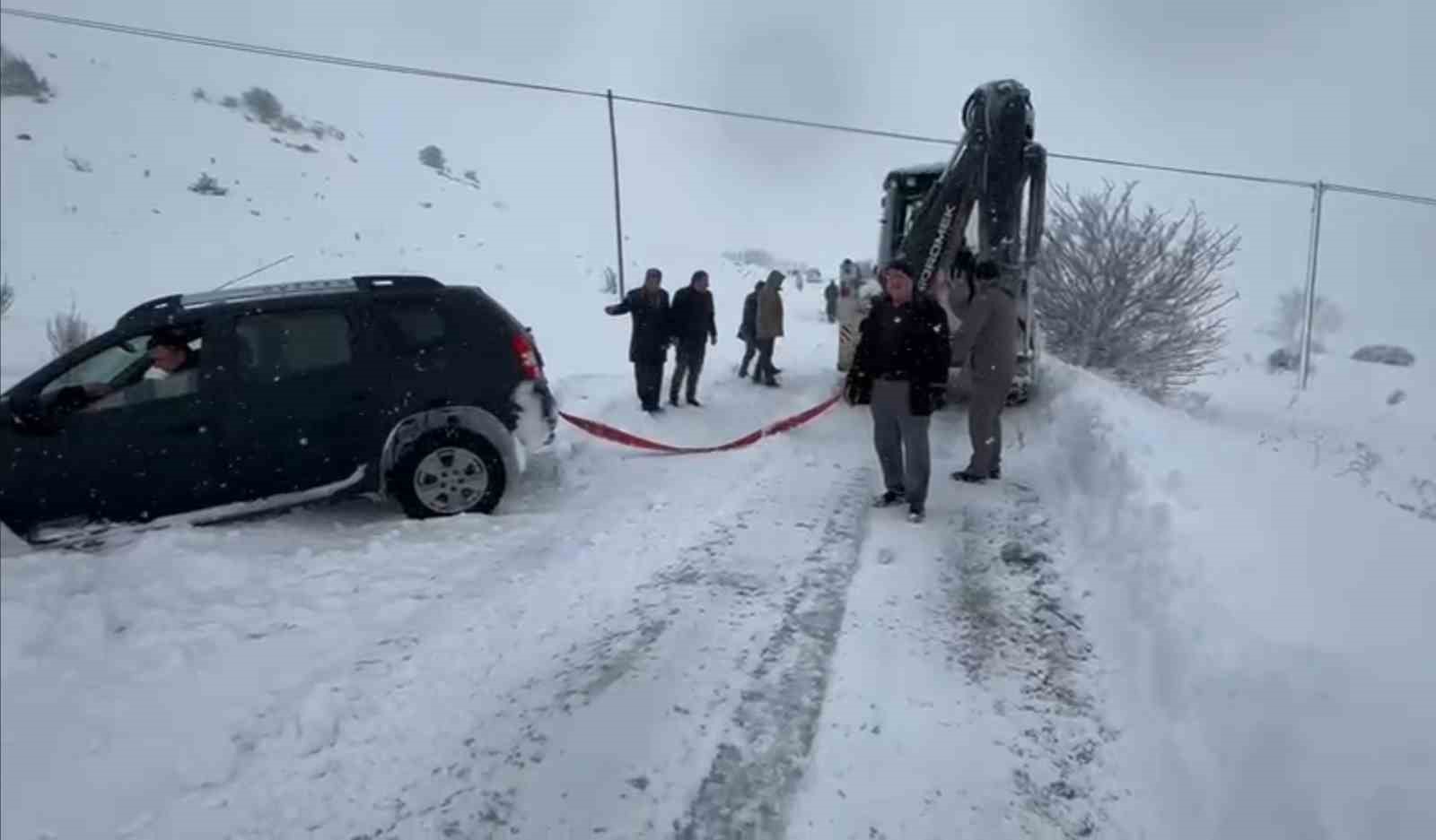 Bayburt’ta karla mücadele çalışmaları aralıksız sürüyor