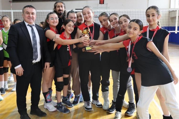 Bilecik’te küçük kızlar voleybol müsabakaları tamamlandı