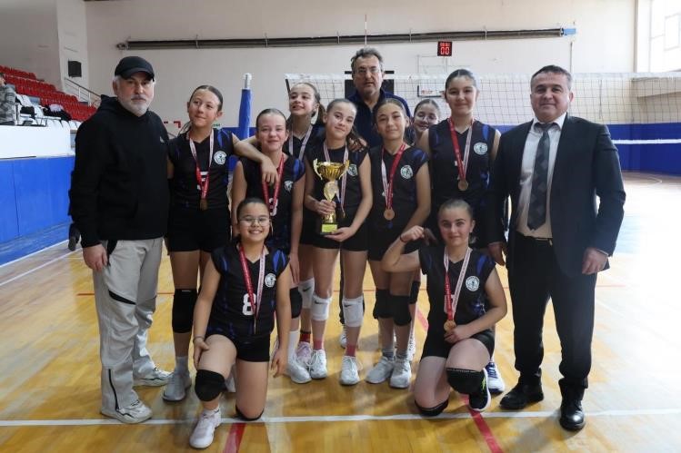 Bilecik’te küçük kızlar voleybol müsabakaları tamamlandı