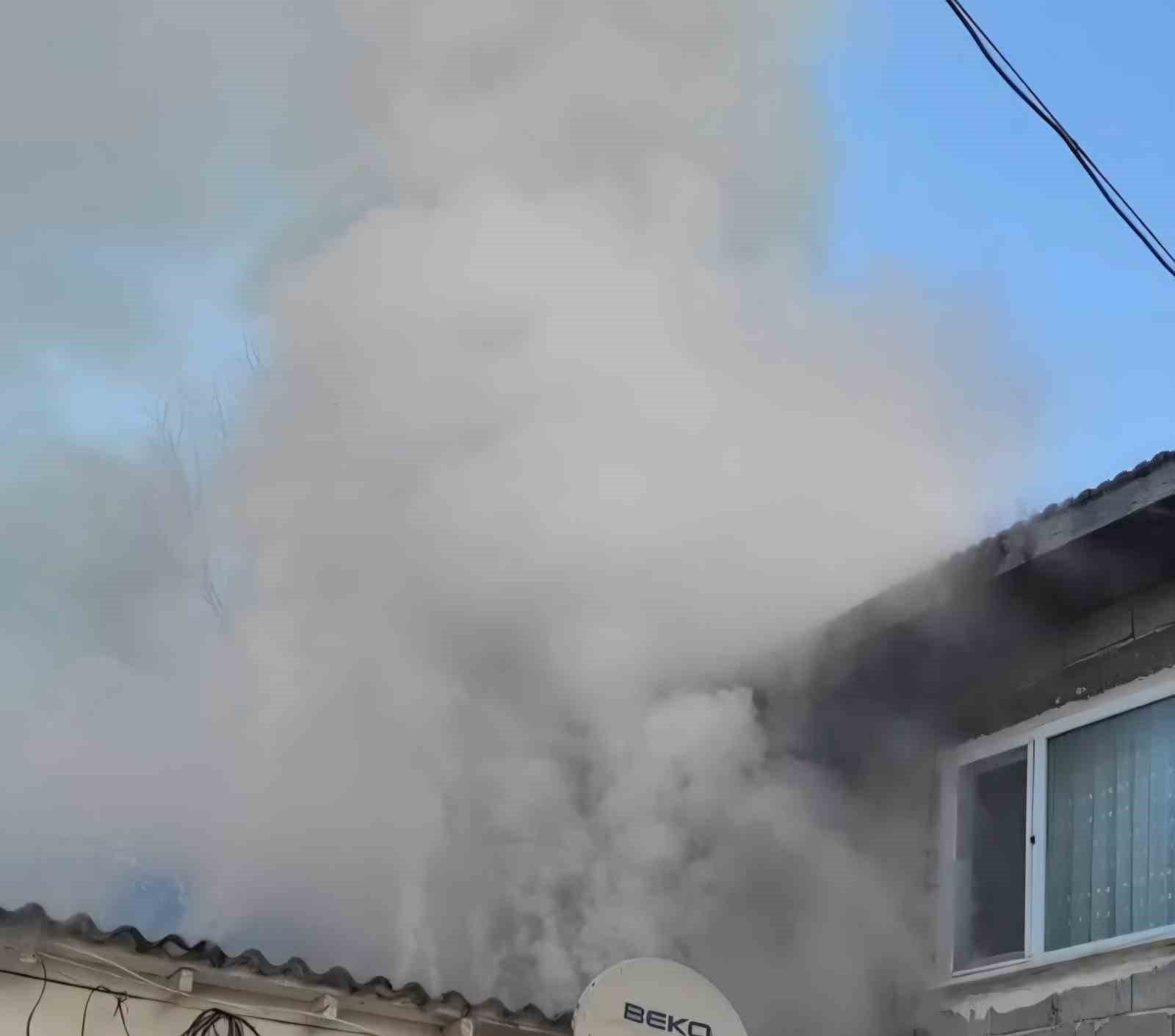 Kırklareli’nde korkutan yangın: 2 ev zarar gördü