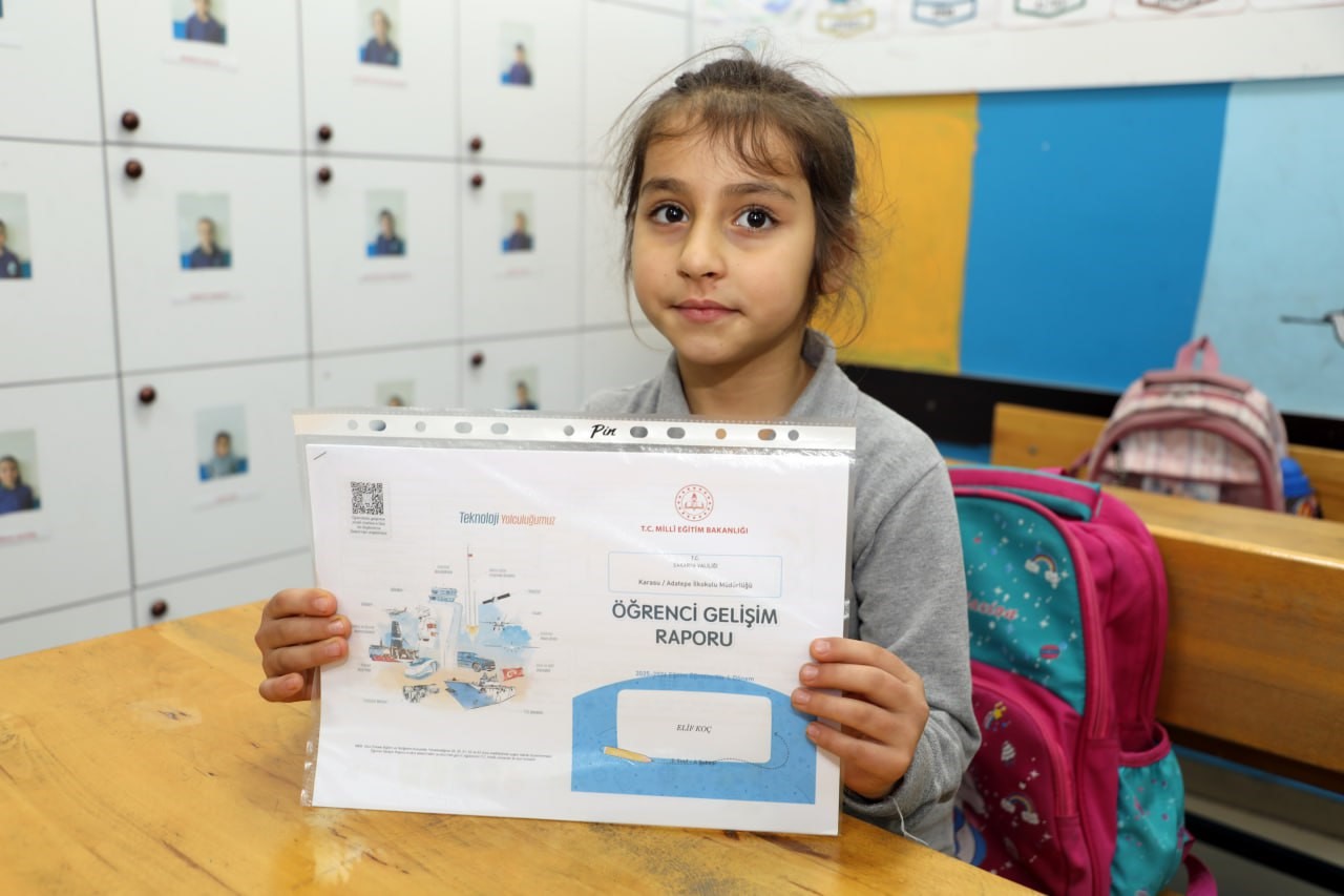 Karneler alındı, tatil zili çaldı: Karasu’da 12 bin öğrenci karne sevinci yaşadı