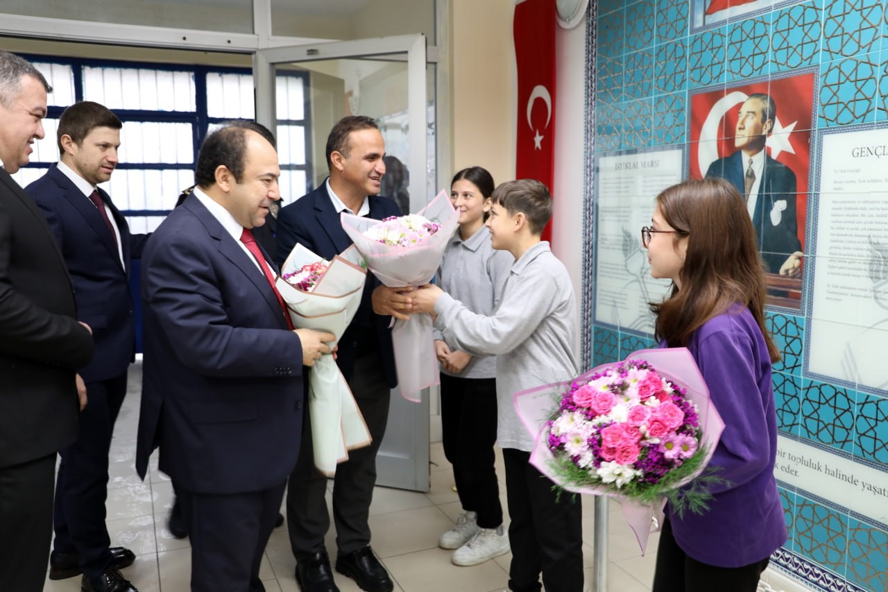 Karneler alındı, tatil zili çaldı: Karasu’da 12 bin öğrenci karne sevinci yaşadı