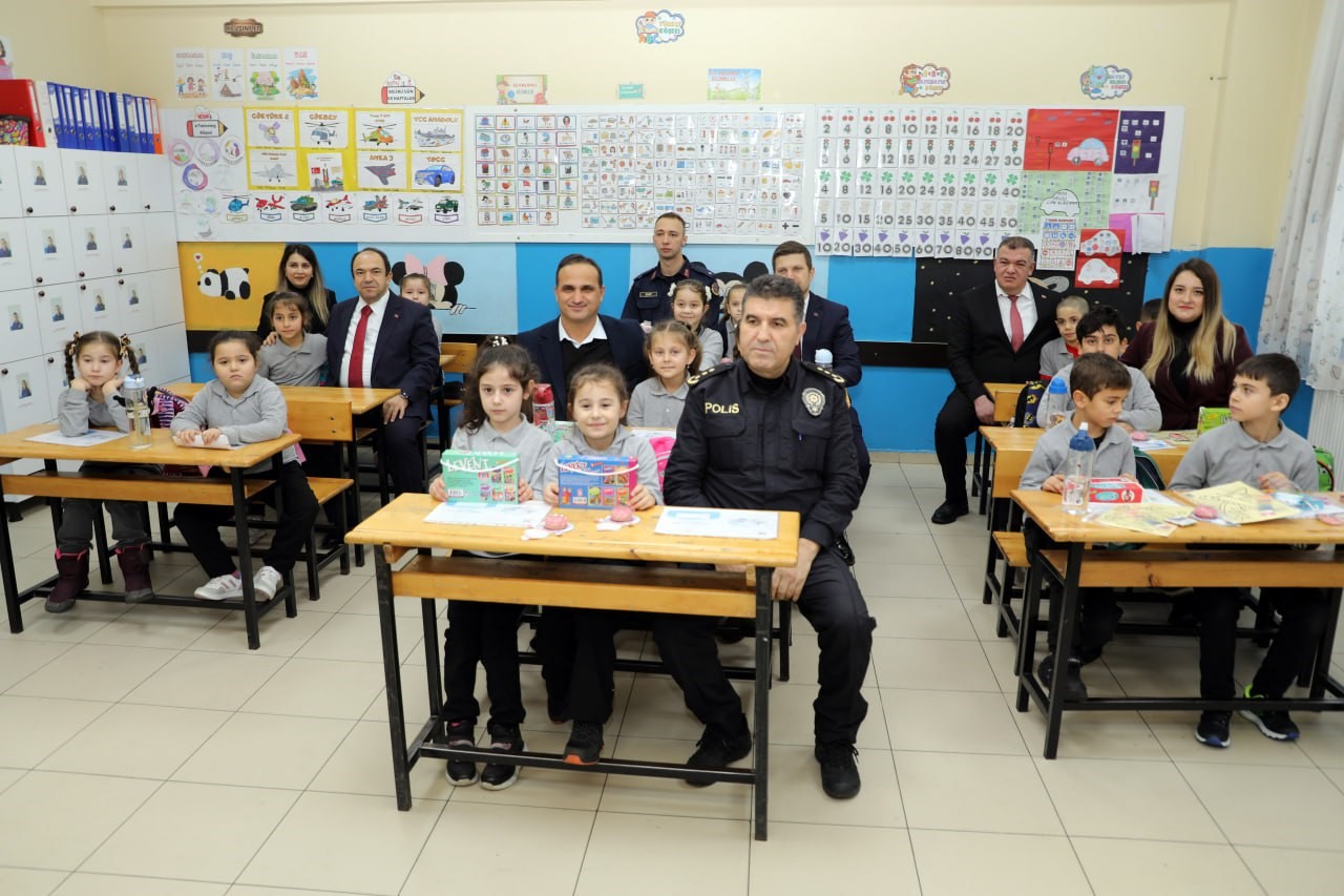 Karneler alındı, tatil zili çaldı: Karasu’da 12 bin öğrenci karne sevinci yaşadı