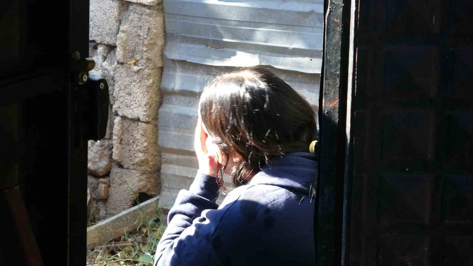 Evlerinin yanışını gözyaşları içinde izledi