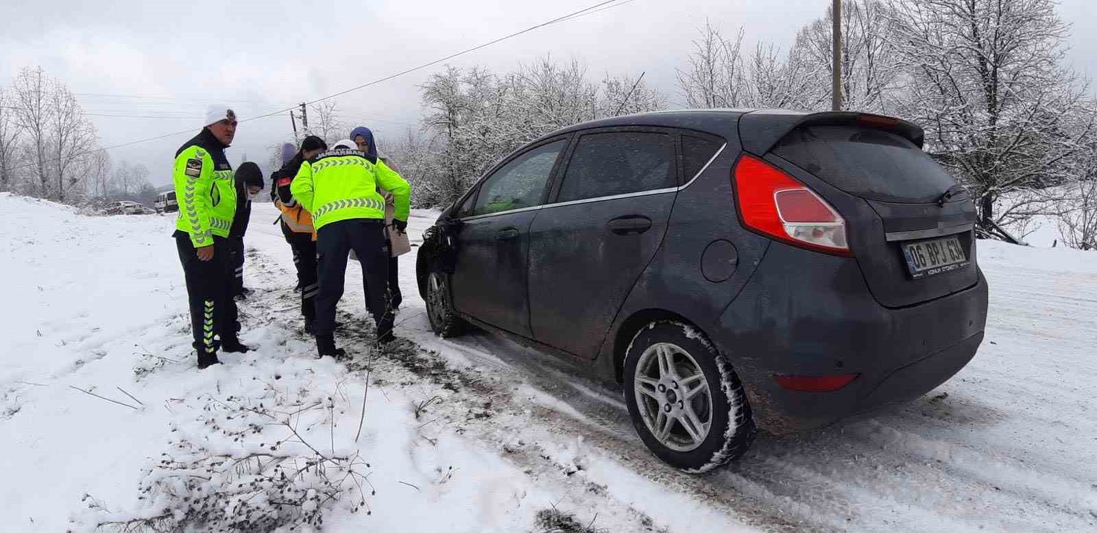 Göynük’te çalışan sağlık personelini taşıyan araç Mudurnu’da kaza yaptı