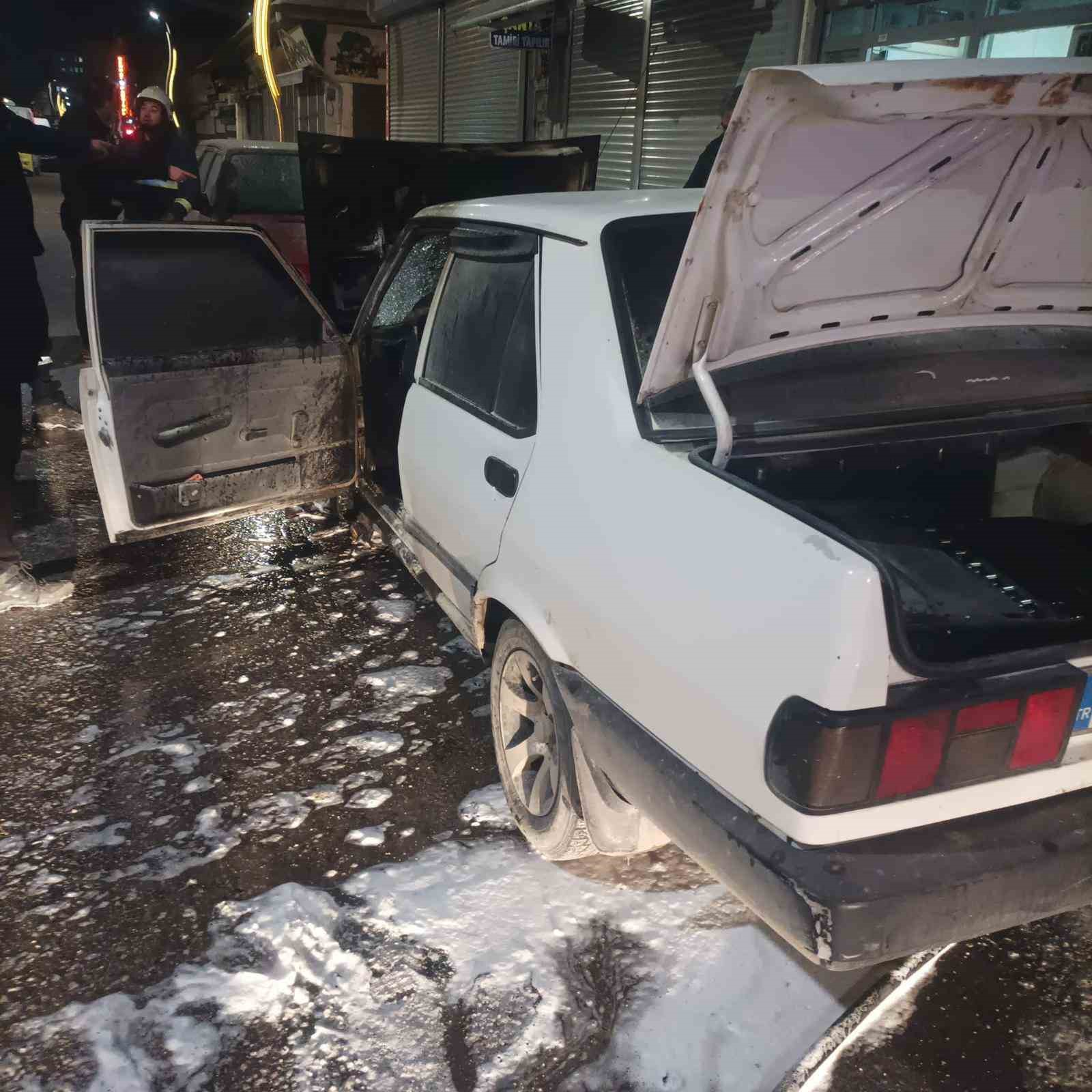 Park halindeki otomobil alev alev yandı