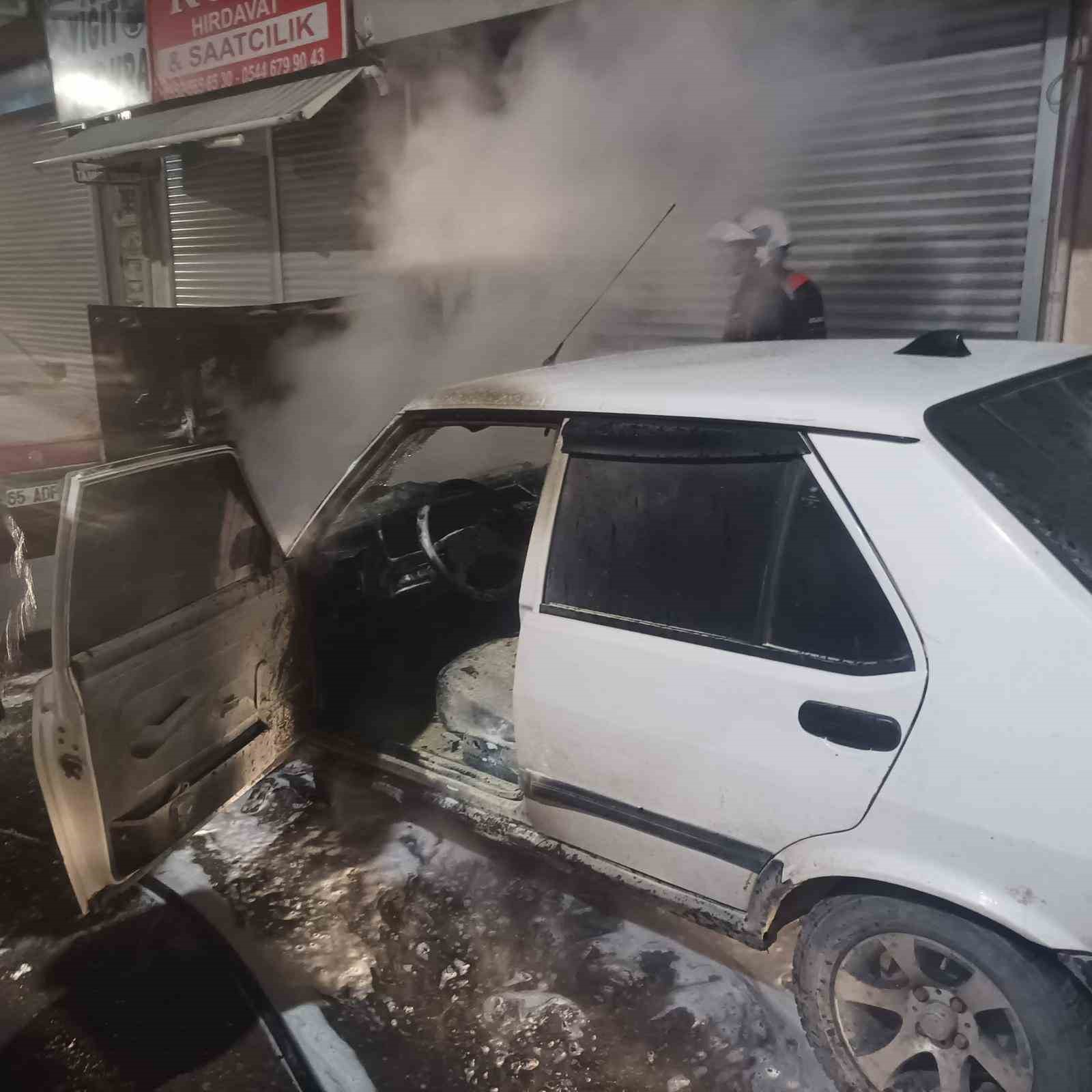 Park halindeki otomobil alev alev yandı