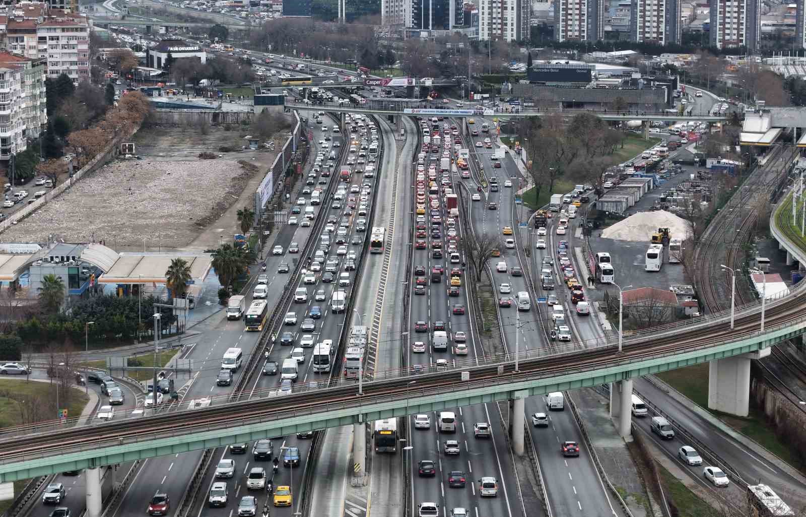 İstanbul’da ara tatilin başlamasıyla trafik yoğunluğu yüzde 85’e ulaştı