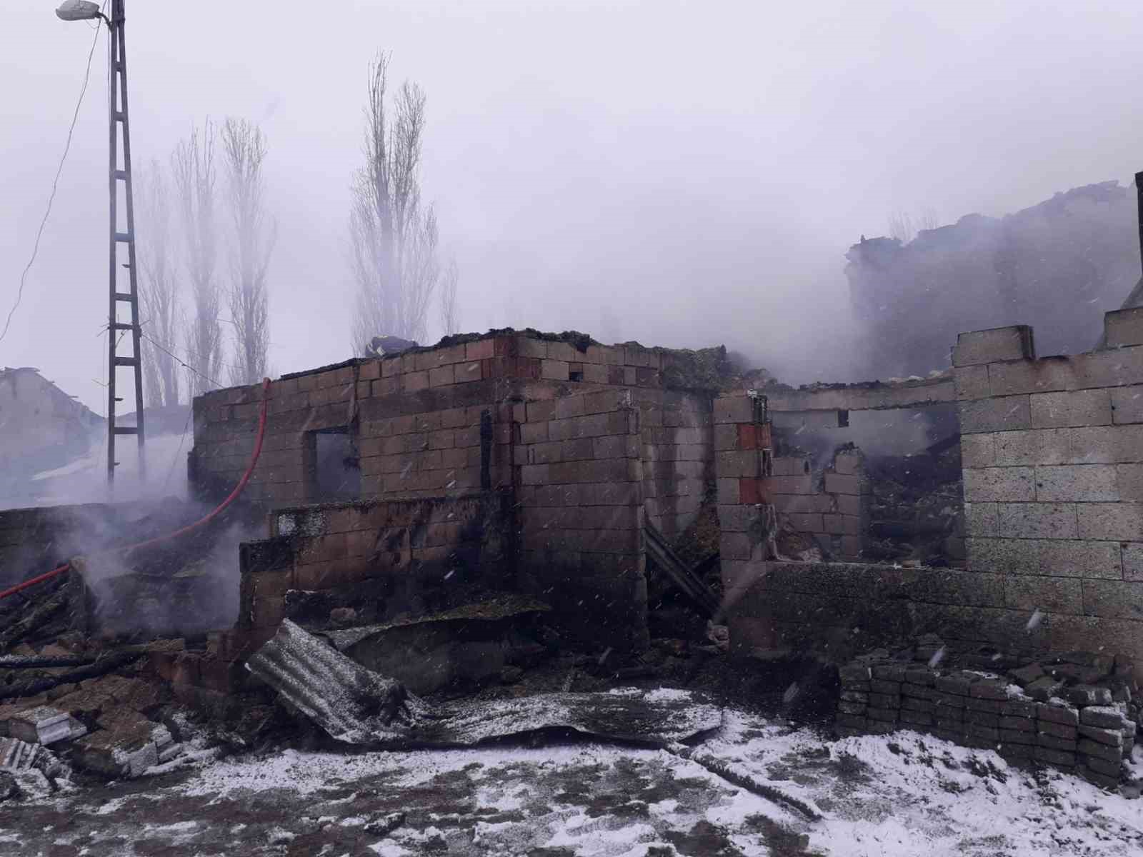 Mahallede korkutan yangın