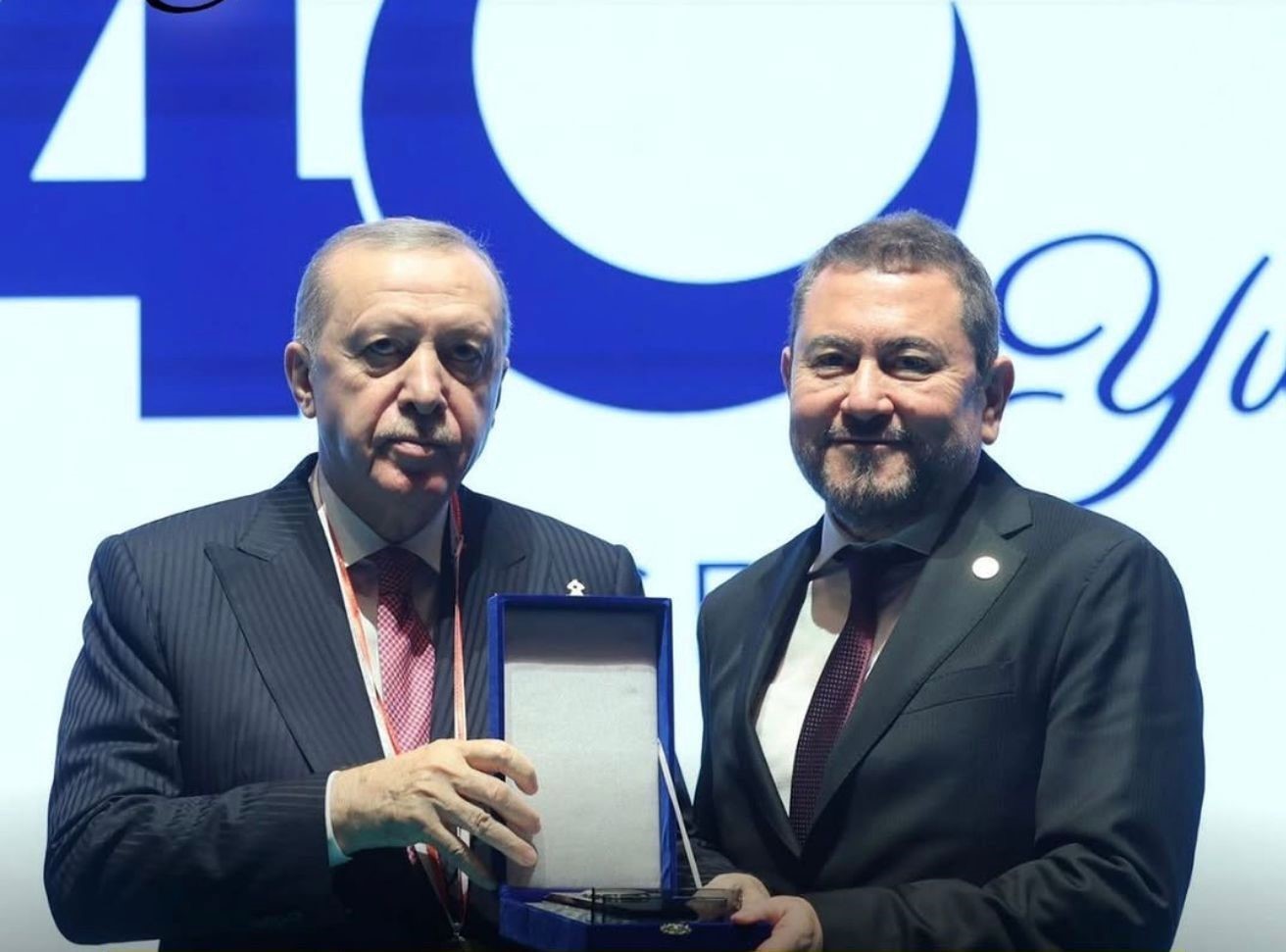 Erdoğan’dan İzmirli iş adamı Nazım Torbaoğlu’na anlamlı plaket