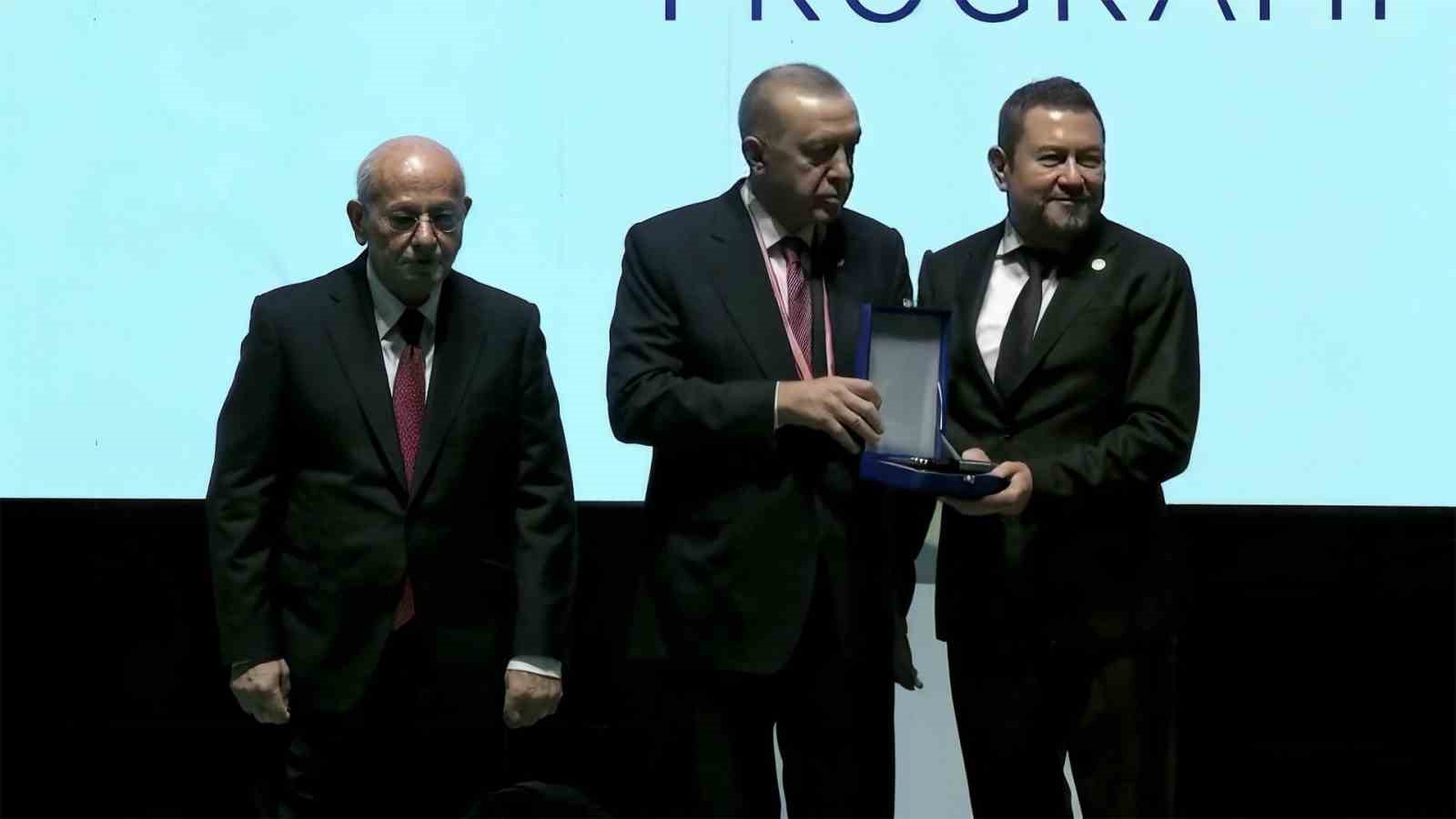 Erdoğan’dan İzmirli iş adamı Nazım Torbaoğlu’na anlamlı plaket
