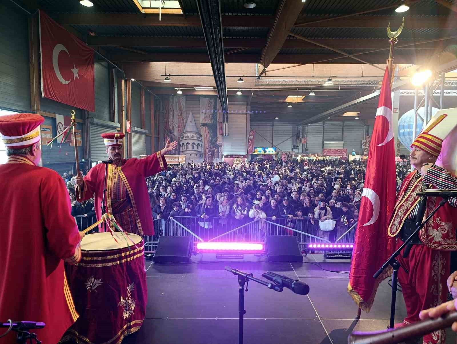 Bursa Mehter takımı Paris’te sahne aldı