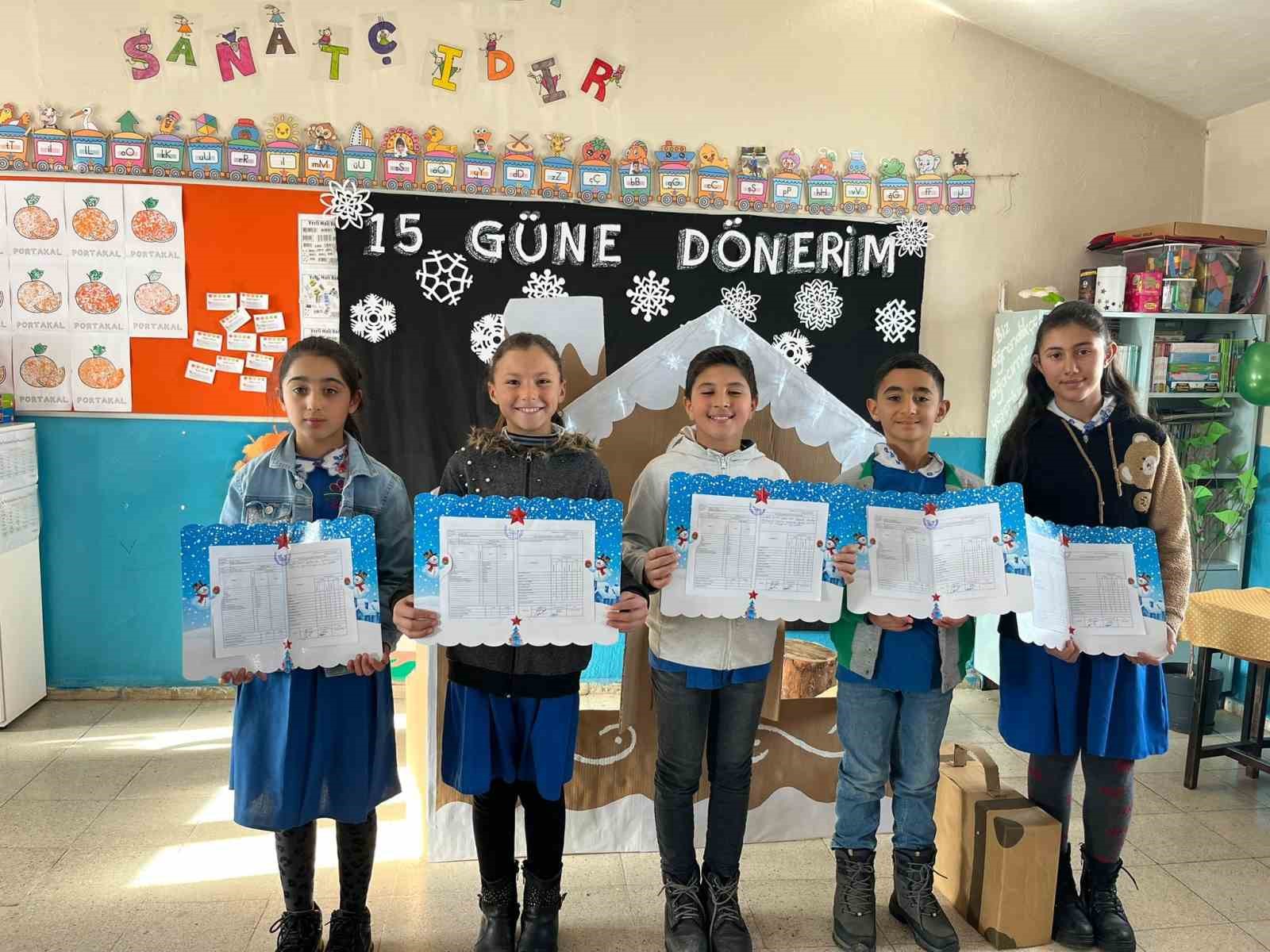 Akyaka’da köy okulunda öğrenciler karnelerini aldı