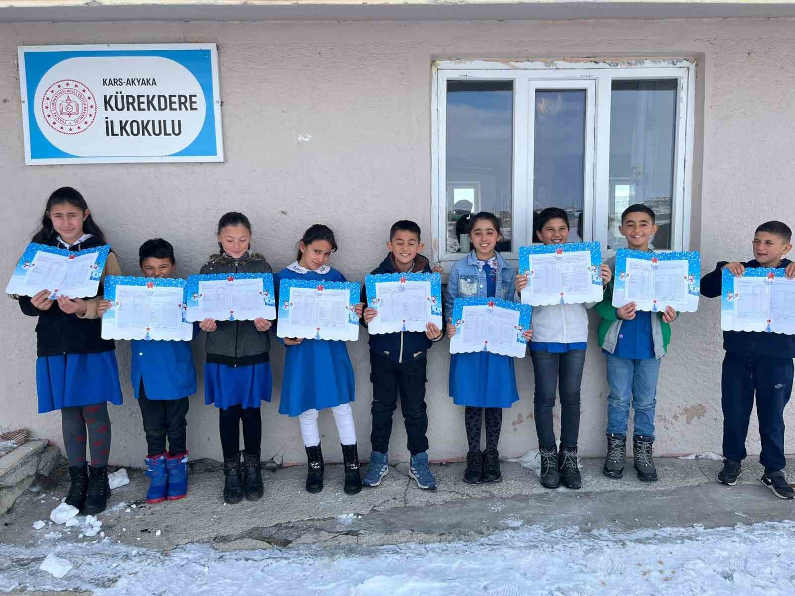 Akyaka’da köy okulunda öğrenciler karnelerini aldı
