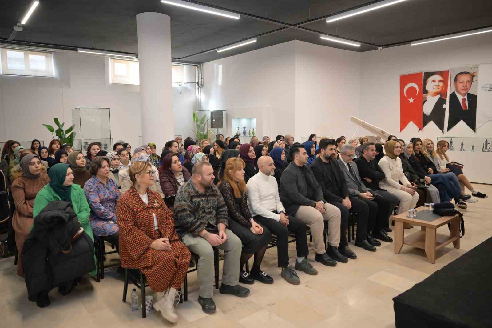 Ebru sanatının Ustası Esenyurt’ta sanatseverlerle buluştu