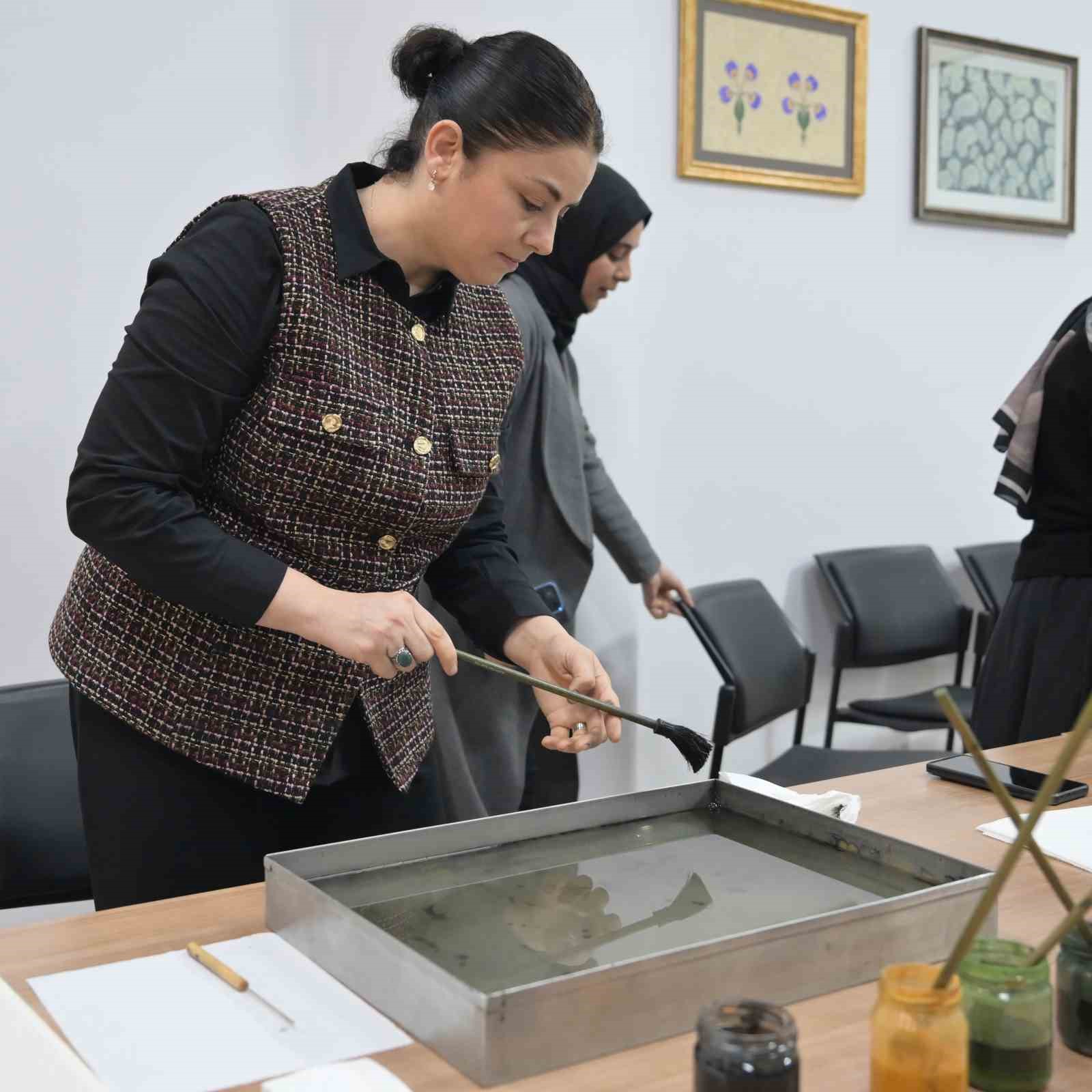 Ebru sanatının Ustası Esenyurt’ta sanatseverlerle buluştu