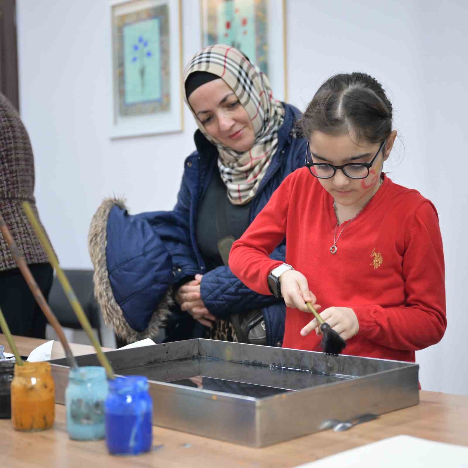 Ebru sanatının Ustası Esenyurt’ta sanatseverlerle buluştu