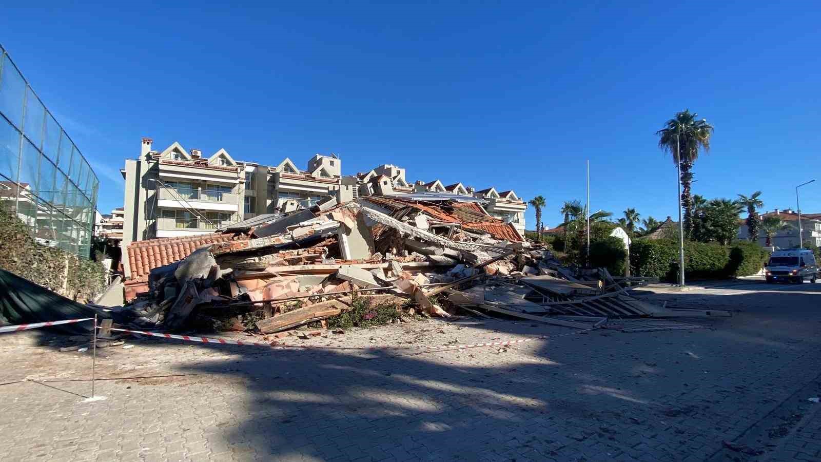 Marmaris’te güçlendirme çalışması yapılan apart otel çöktü