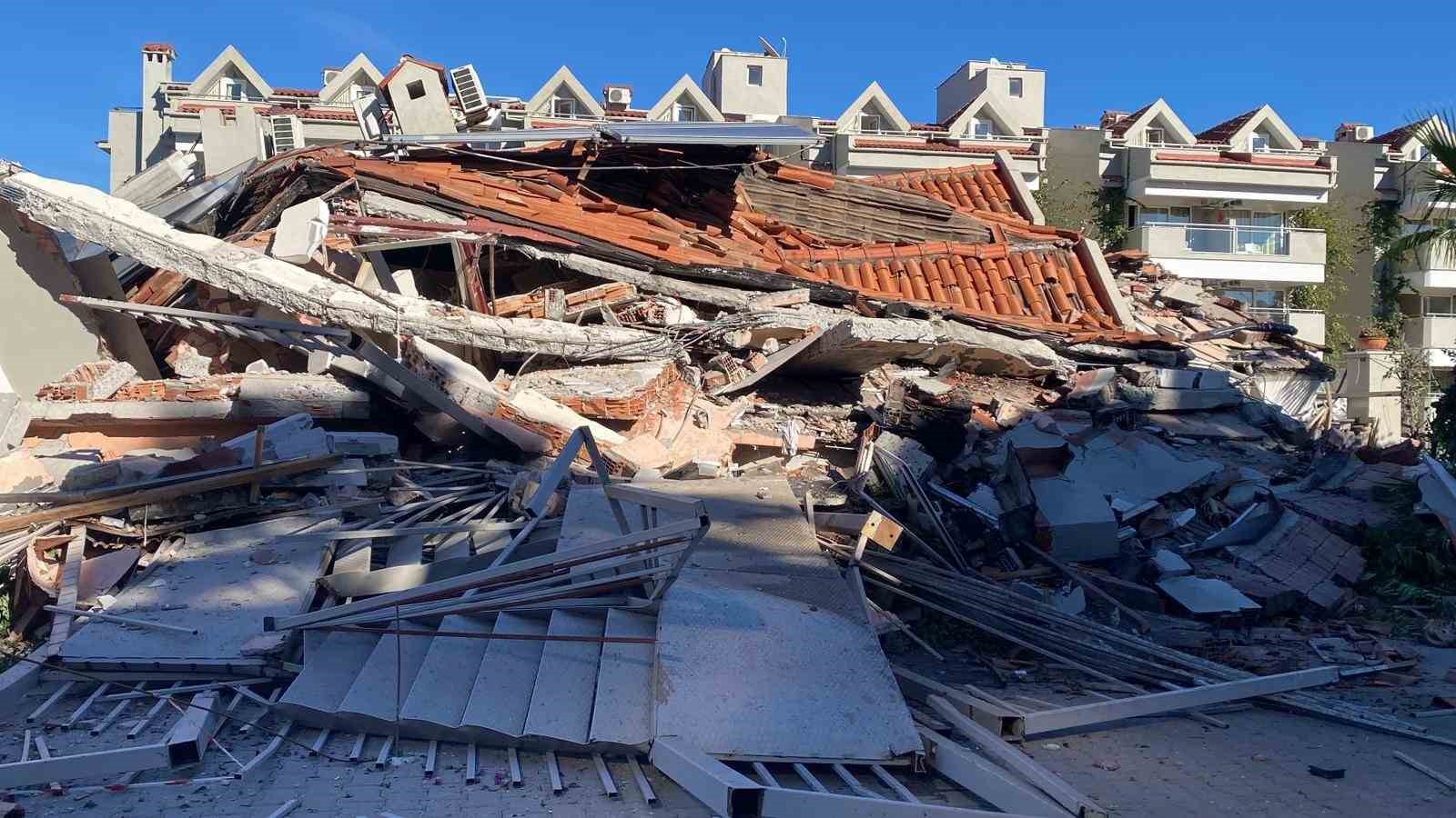 Marmaris’te güçlendirme çalışması yapılan apart otel çöktü