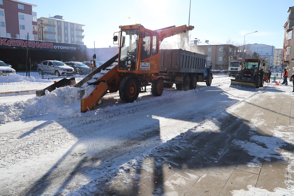 Belediye Ekipleri’nden hummalı kar temizliği çalışması