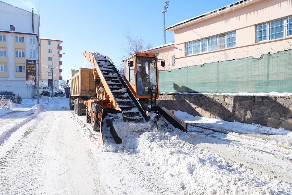 Belediye Ekipleri’nden hummalı kar temizliği çalışması