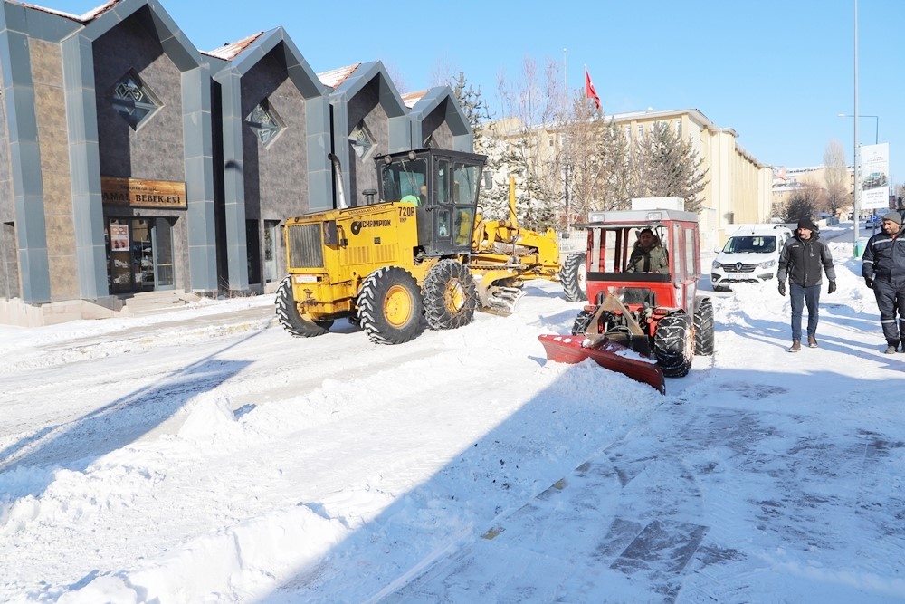 Belediye Ekipleri’nden hummalı kar temizliği çalışması