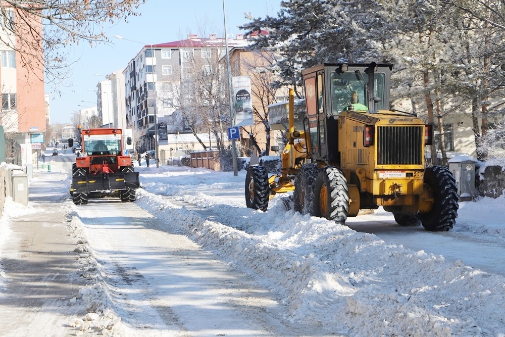 Belediye Ekipleri’nden hummalı kar temizliği çalışması